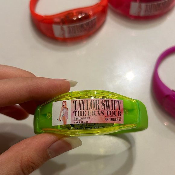 FOUR (4) - Taylor Swift Concert Film Light Up Wrist Band - Buy for your MOVIE - Picture 11 of 13